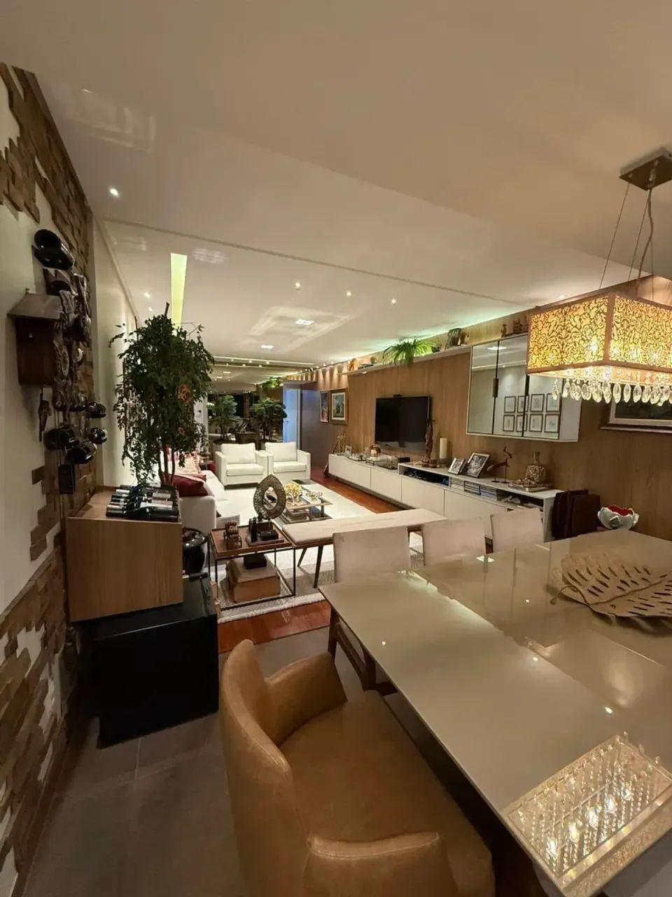 Amplo apartamento com 4 quartos, frente leste, totalmente reformado, com 2 garagens soltas - Foto 3