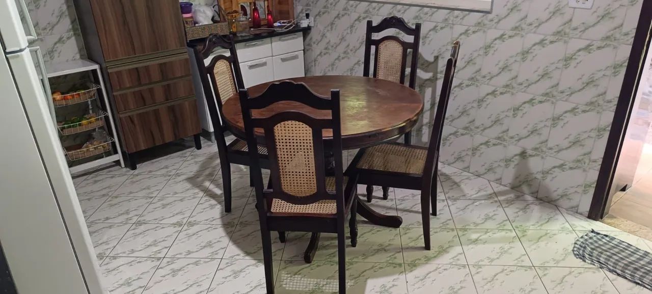 Vendo mesa com 04 cadeiras