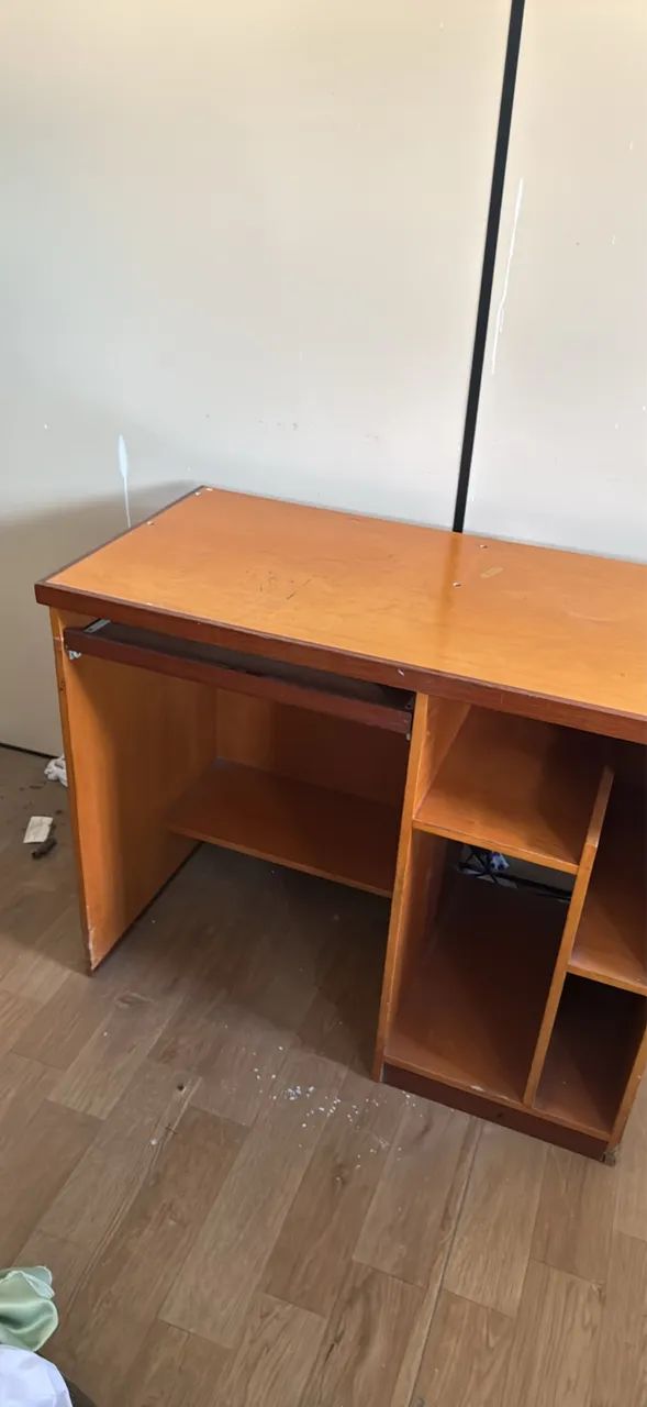 Mesa de computador em madeira 