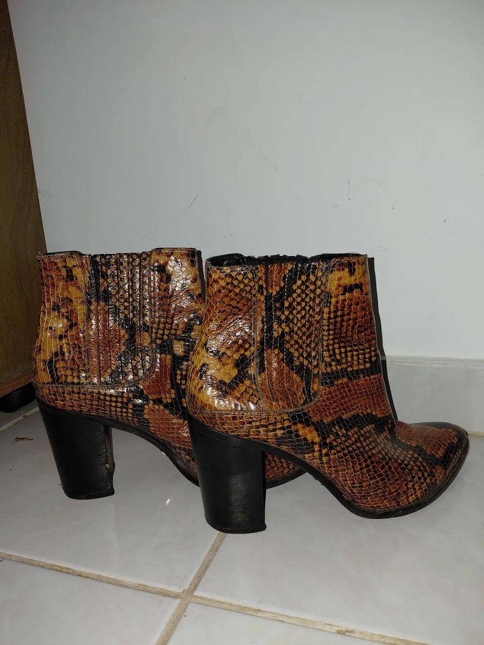 VENDO Bota Ankle Boot Couro Snake - Foto 2