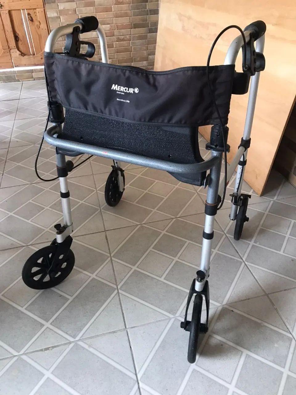 ANDADEIRA COM RODAS E FREIO    marca mercur - Foto 3