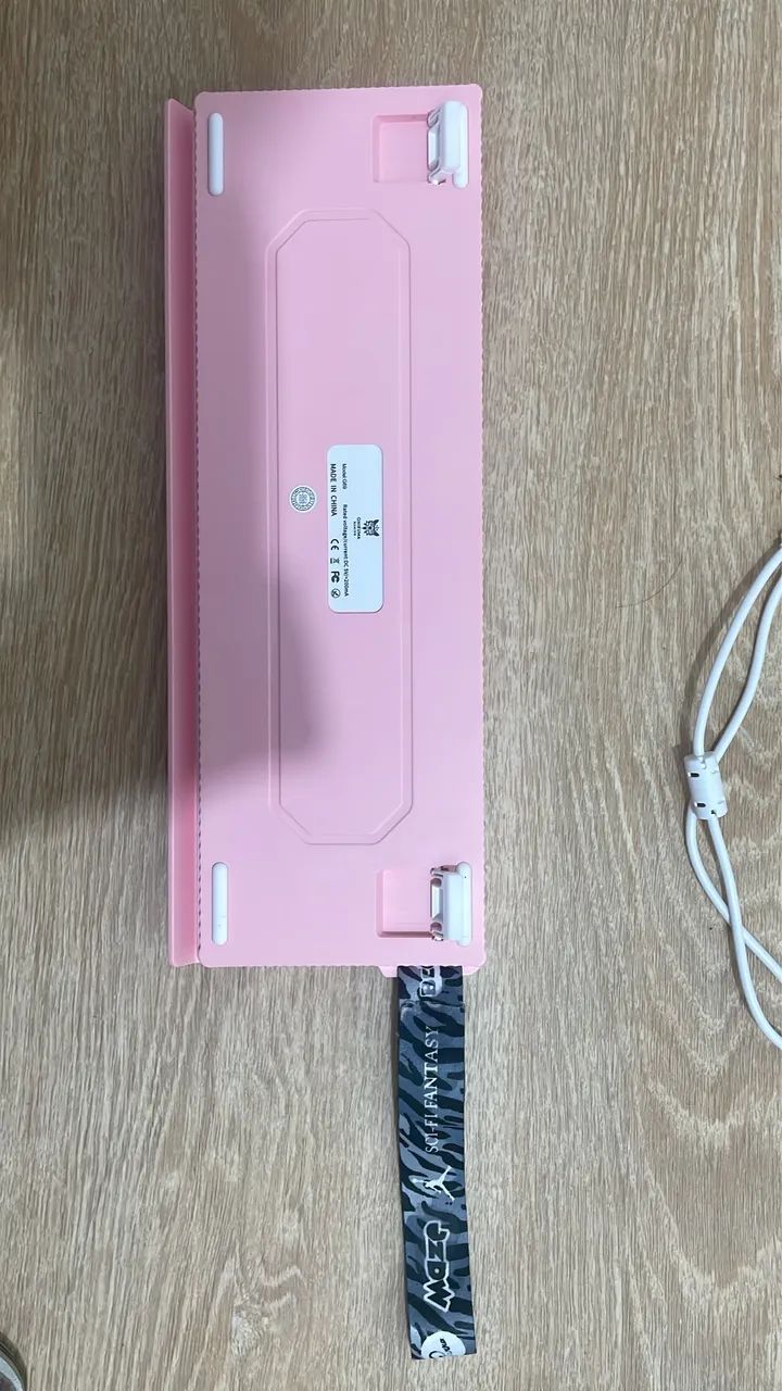 TECLADO ROSA ONIKUMA GAMING MAGNÉTICO E TEM SOFTWARE  DE COR E CLICK