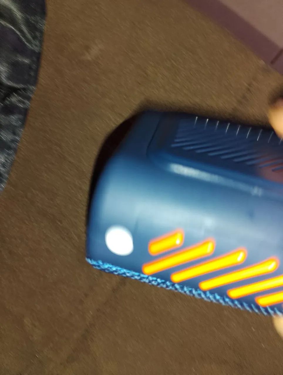 Um caixa  JBL  - Foto 3