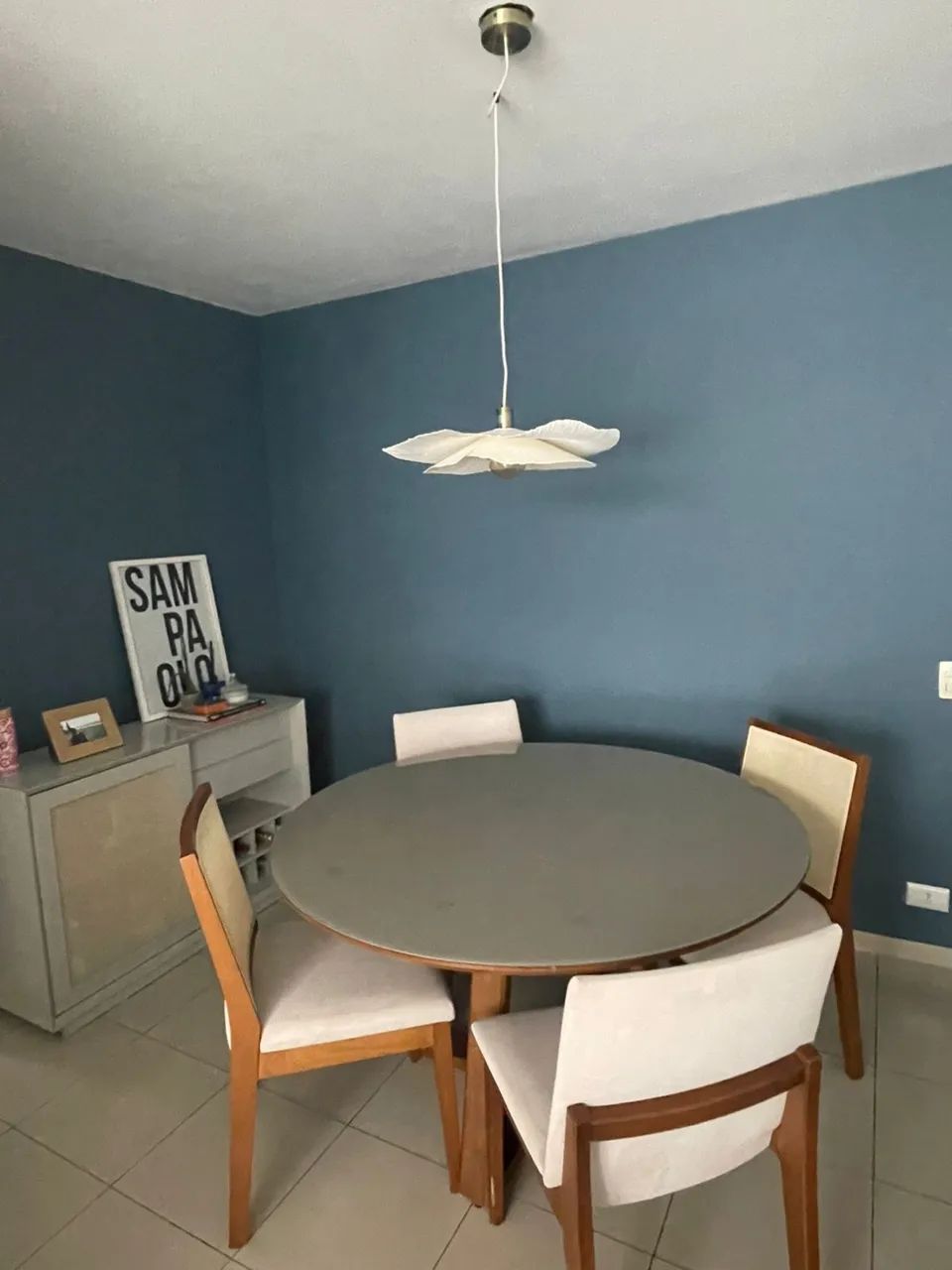 Conjunto de mesa base de madeira e tampo de vídeo + 4 cadeiras de tecido e palha. 