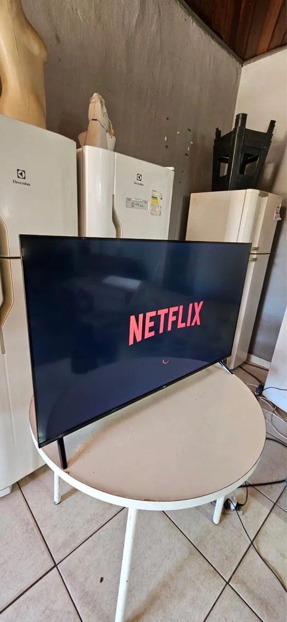 tv TCL 43 polegadas smart semi nova!  Entrego e passo cartão 