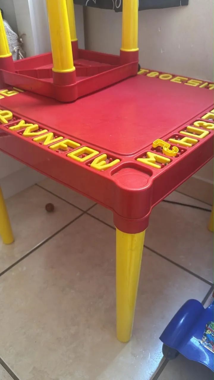 Mesa infantil 2 cadeiras 