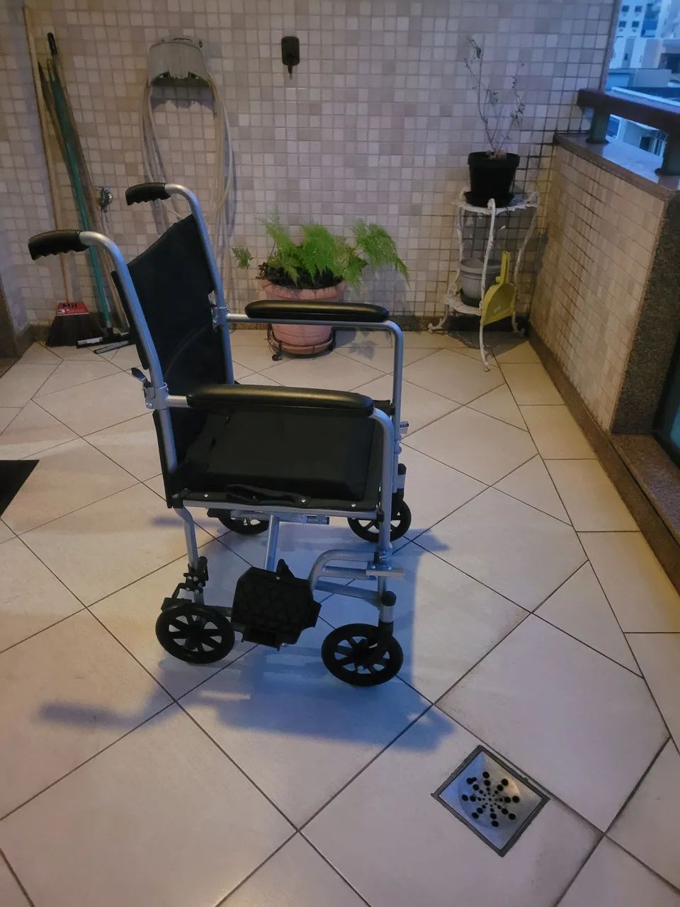 Cadeira de rodas aluminio - Foto 2