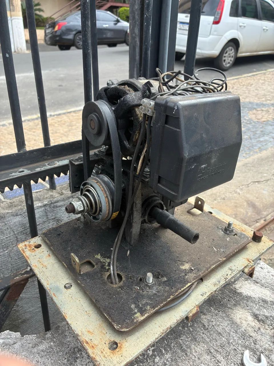 Manutenção de portão eletrônico.