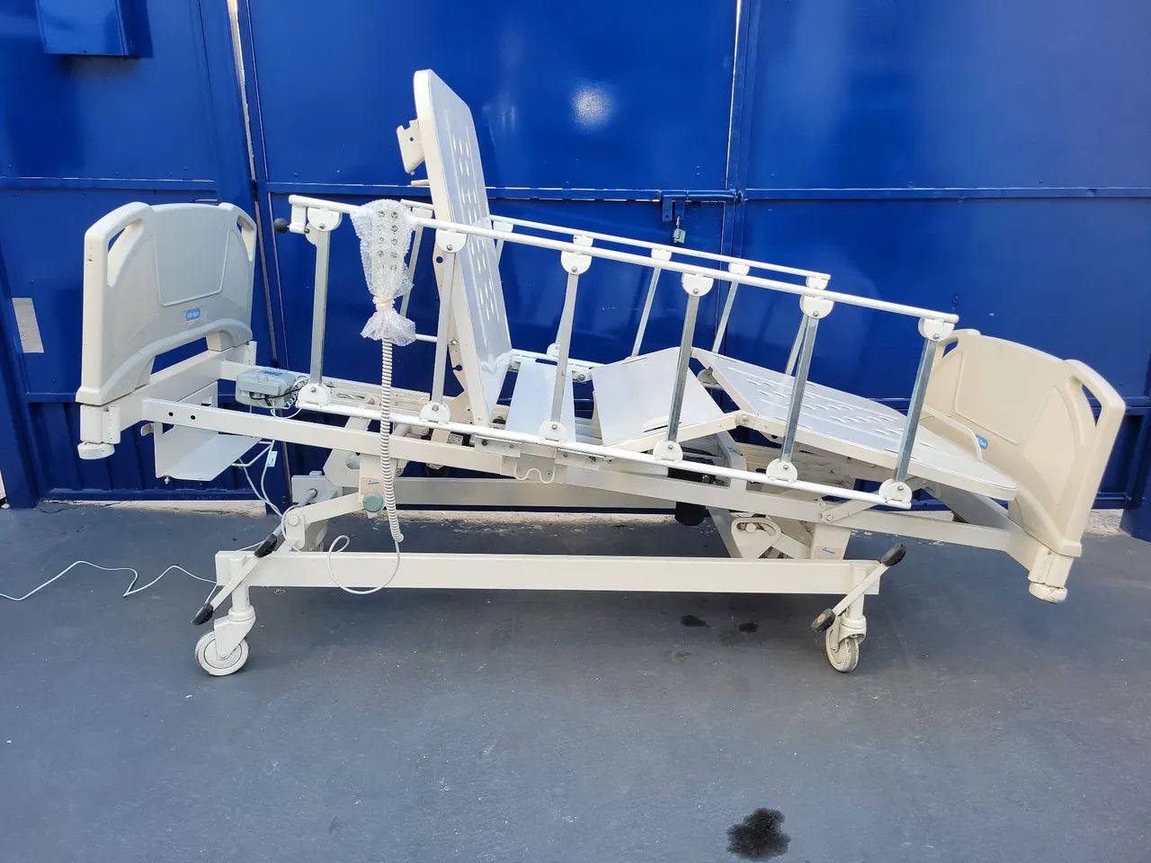 Cama hospitalar elétrica com 8 movimentos 