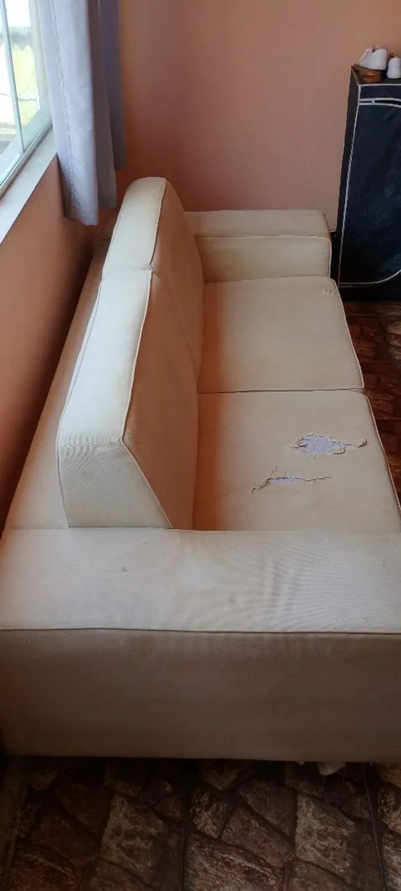 Sofá amplo para sala precisando forrar - Foto 2