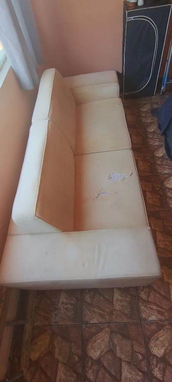 Sofá amplo para sala precisando forrar - Foto 3