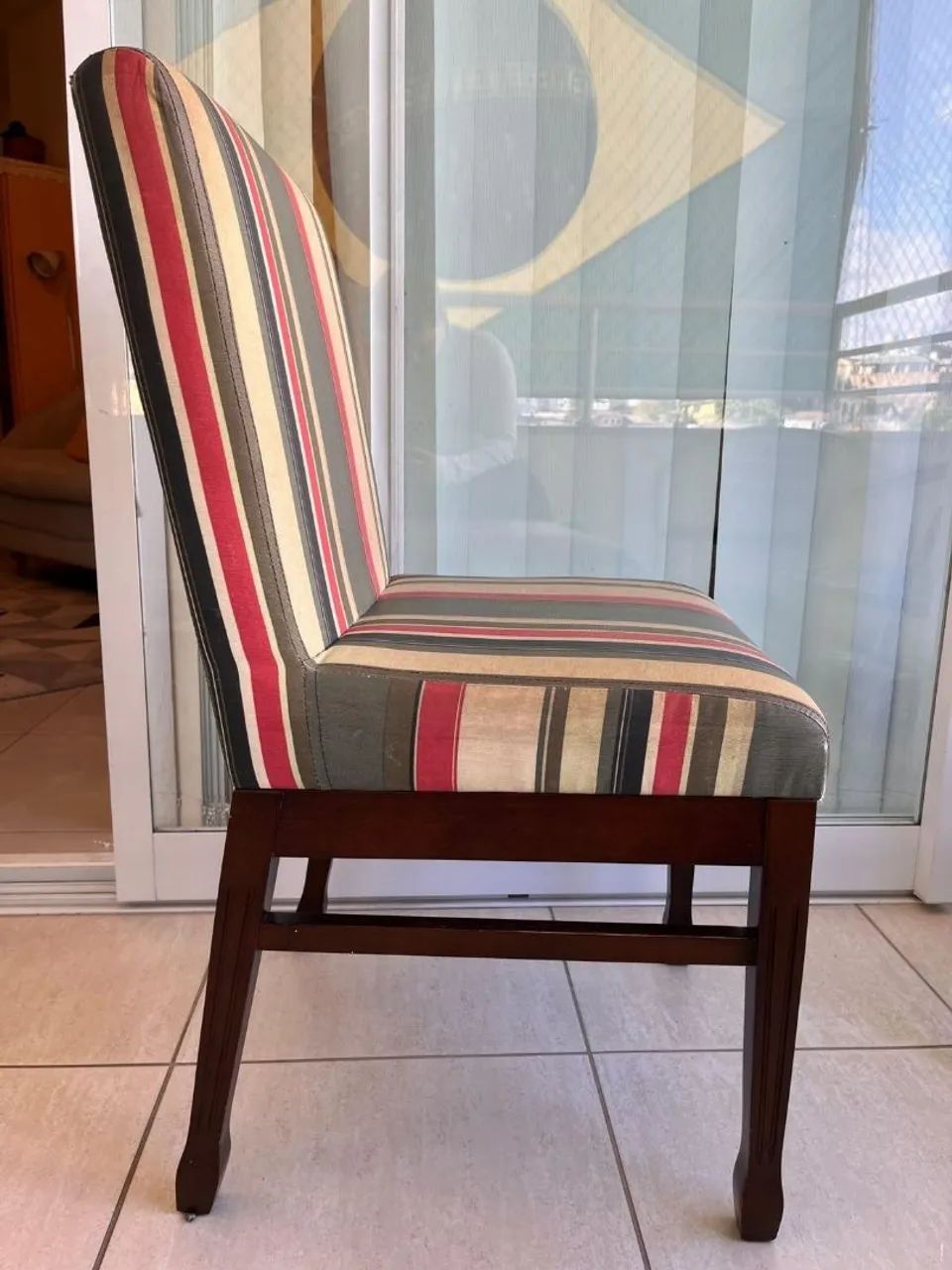 4 Cadeiras Estofadas de Madeira - 2 Pares com Estampas Exclusivas - Foto 4