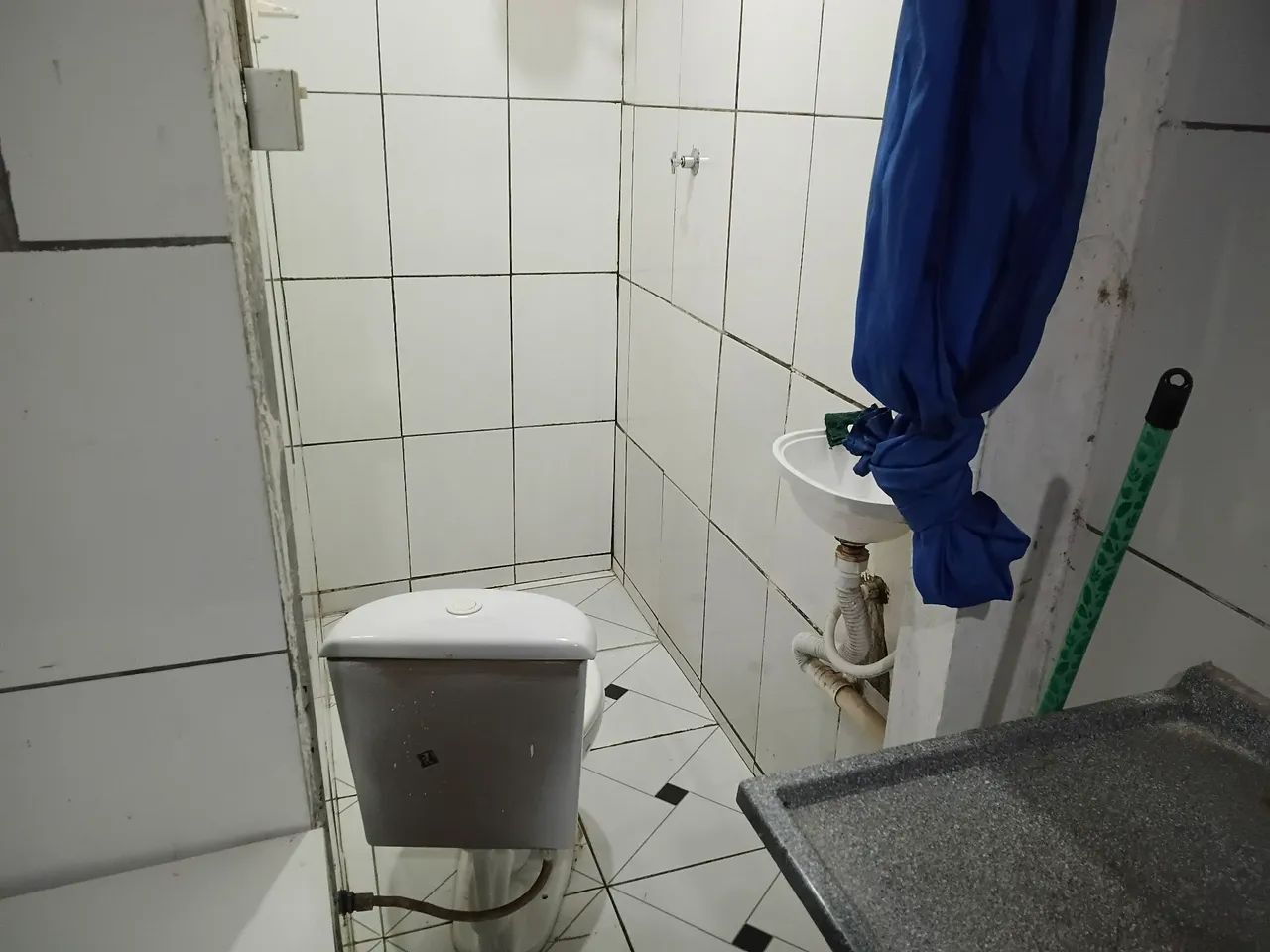 Alugo quarto com banheiro e pia - Foto 3