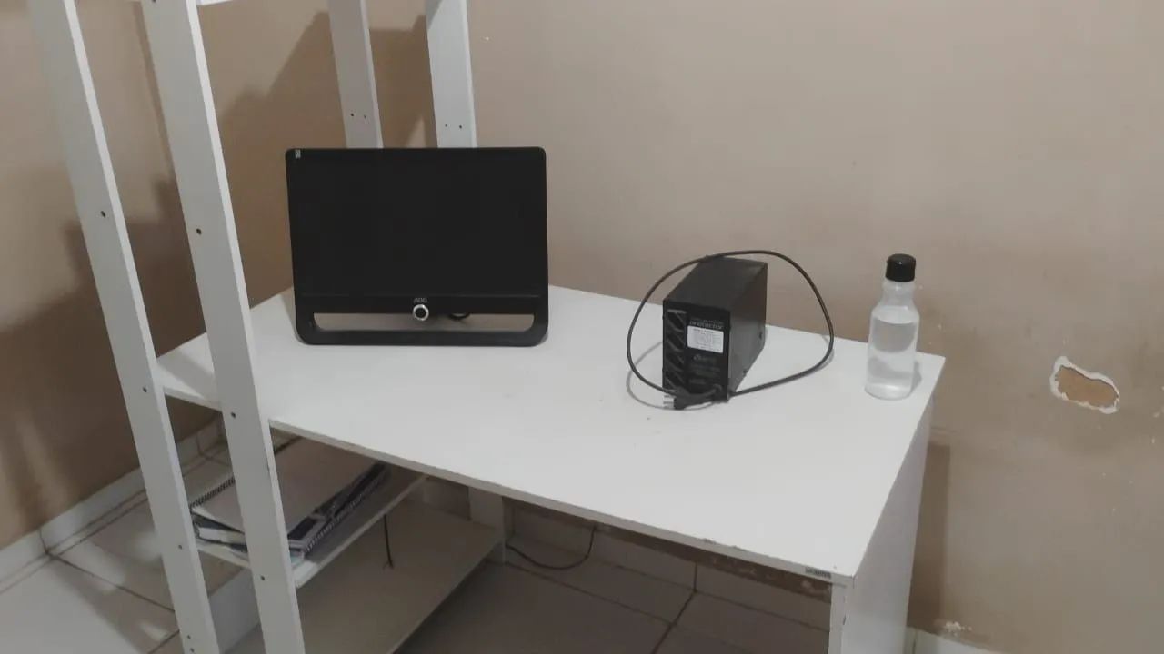 Mesa com estante - Foto 2