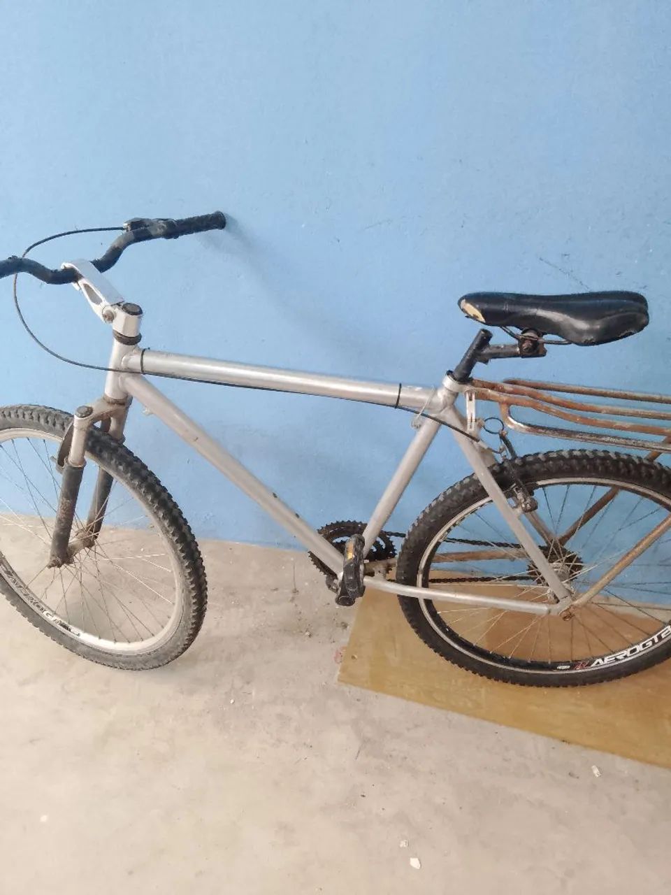 Vendo uma bicicleta de alumínio