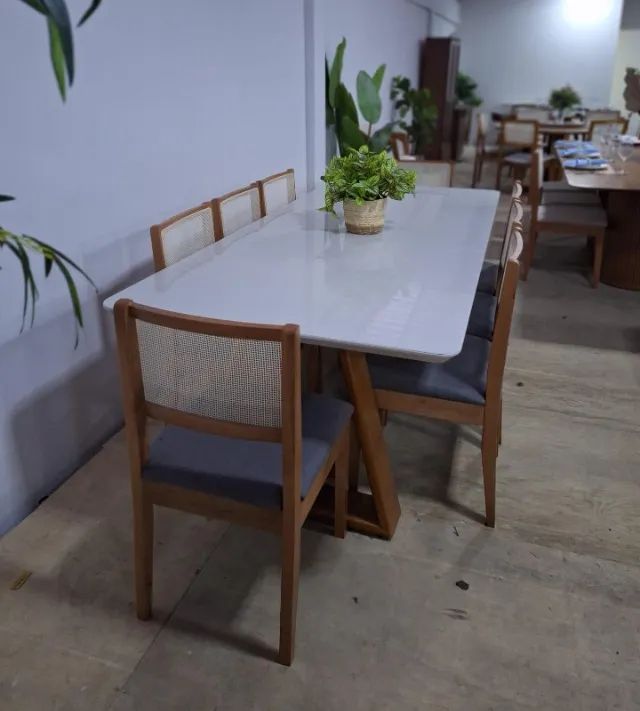 Mesa de jantar com 8 cadeiras , tampo 2,20cm 100% Madeira
