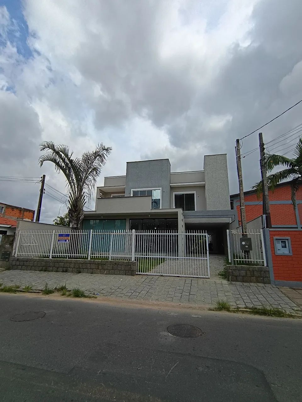Casa com piscina+ sala comercial 