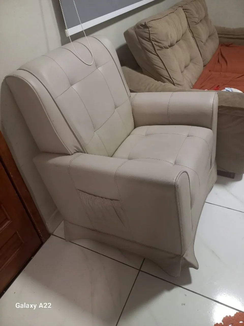Vendo Poltrona Bege Para Sala / Escritório - Foto 2