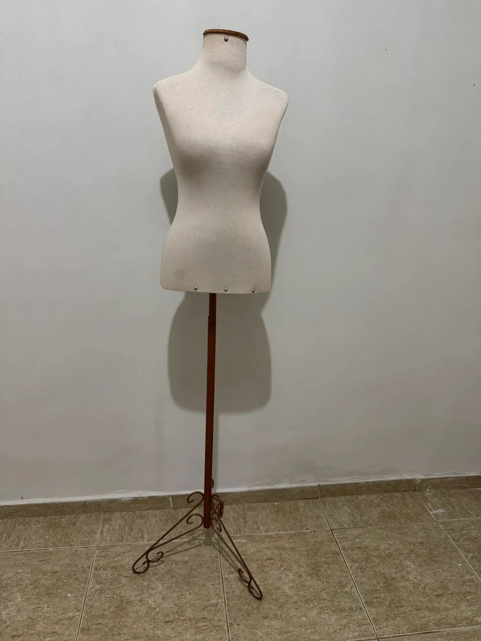 Busto de costura com pedestal 