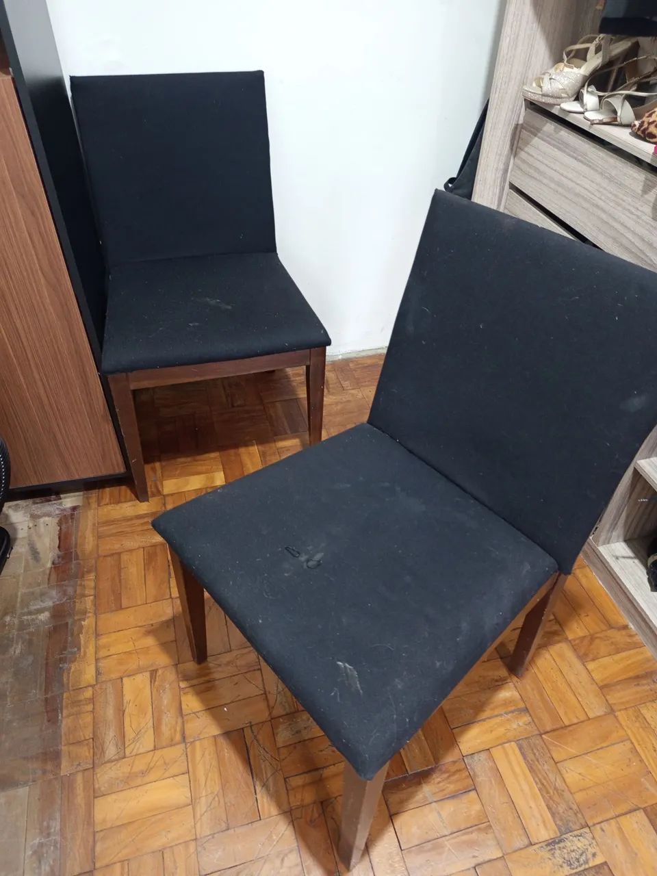Cadeira preta estofada