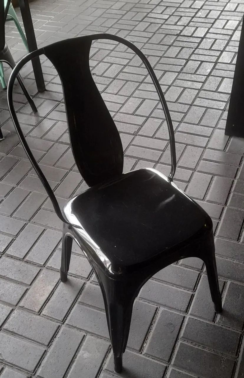 Cadeira Tolix Iron em aço carbono e pintura eletrostática cor preto