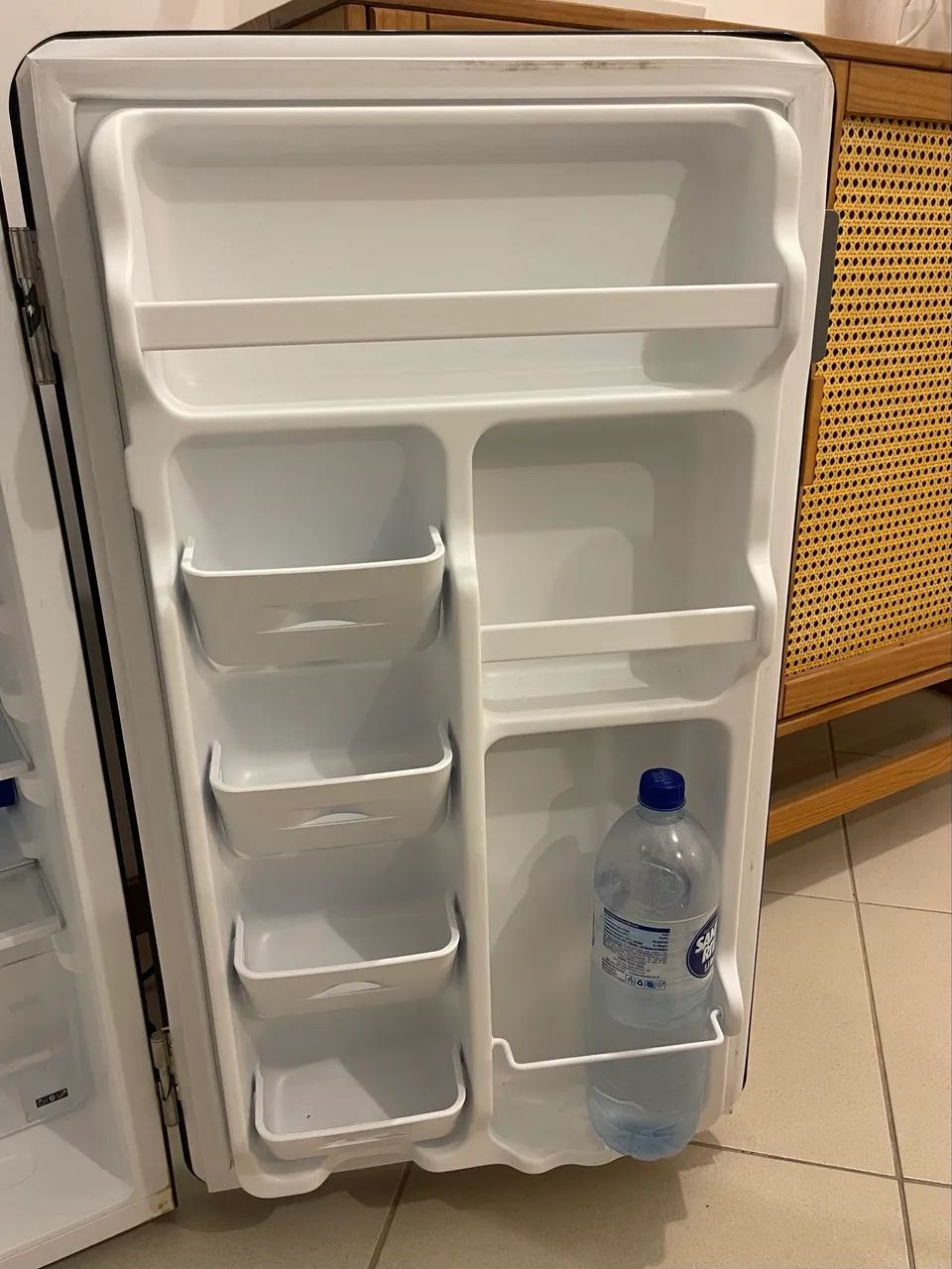 Frigobar retrô preto Onix 95L Midea
