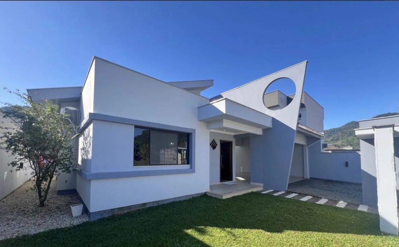 Casa semimobiliada em Schroeder  Avalia permuta.