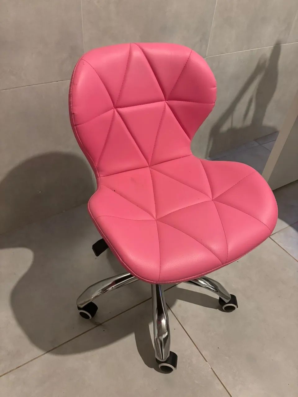 Cadeira slim  Mesa feita por marceneiro usada uma vez  Iluminaria pétala - Foto 3