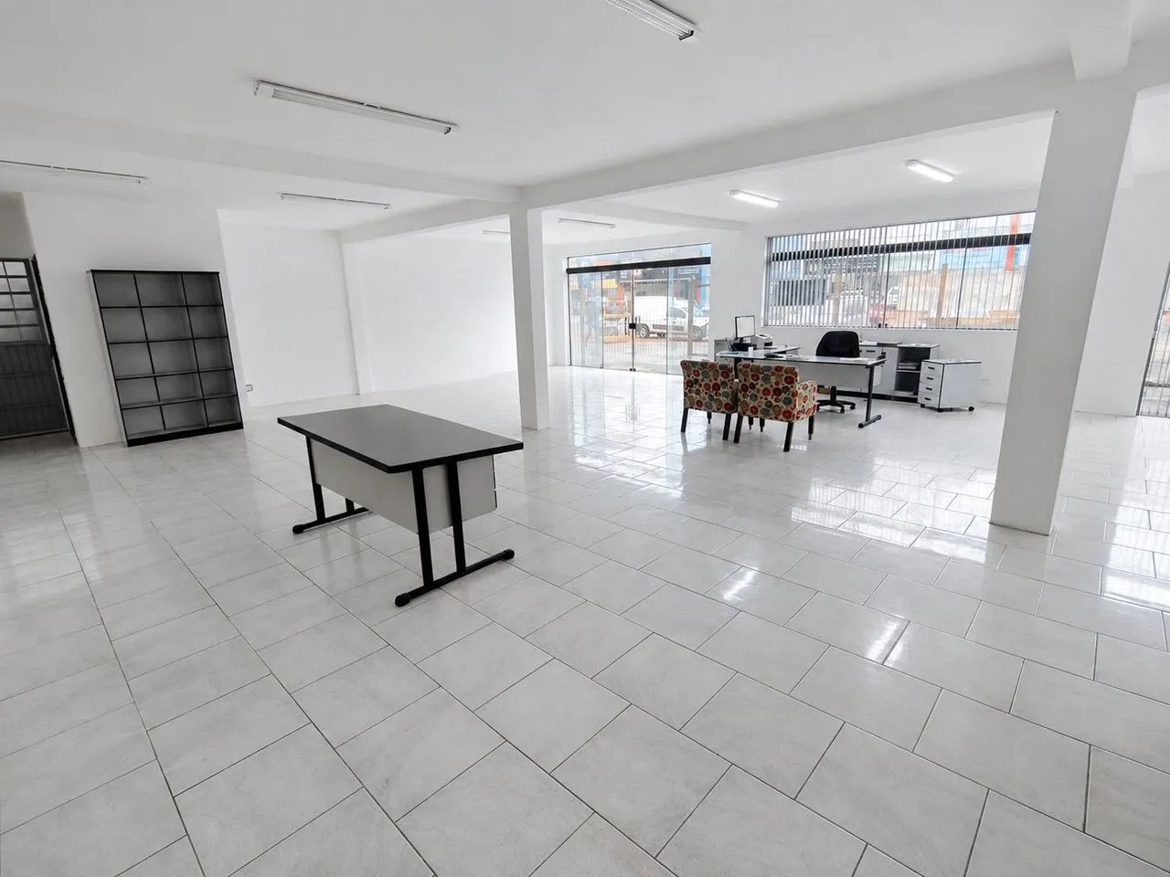 Prédio Comercial com 600m², Escritórios, Pavilhão e Ampla Área Externa - Foto 3
