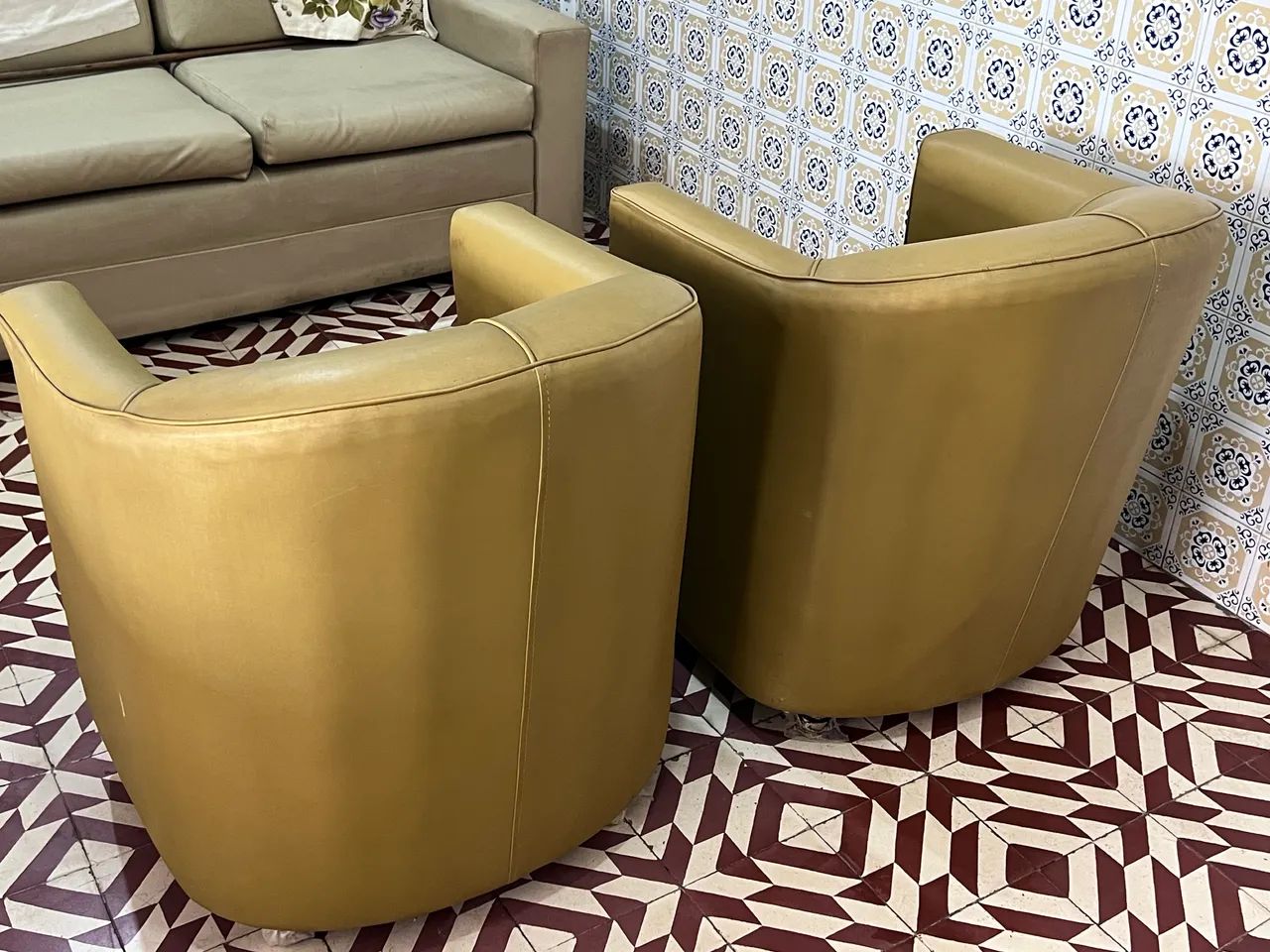 Vendo essas 2 poltronas de couro bem estofadas  - Foto 2