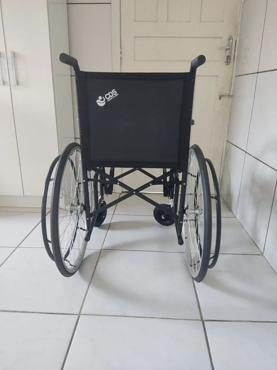 Vendo cadeira de rodas  - Foto 5