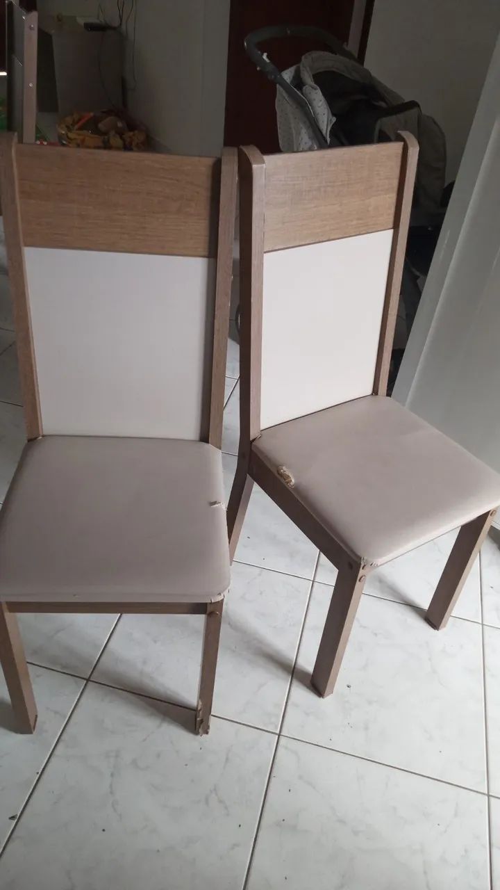 Cadeiras com pequena avaria 