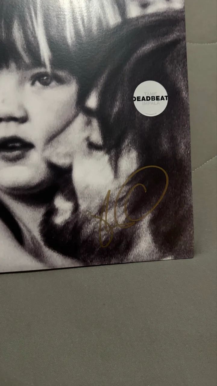 Deadbeat Autografado