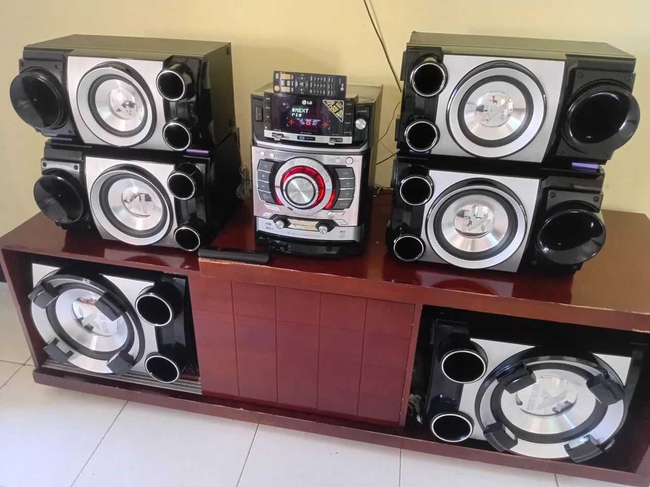 Lg xbom 1700 wtss funcionando os pen-drive e FM menos CDs 