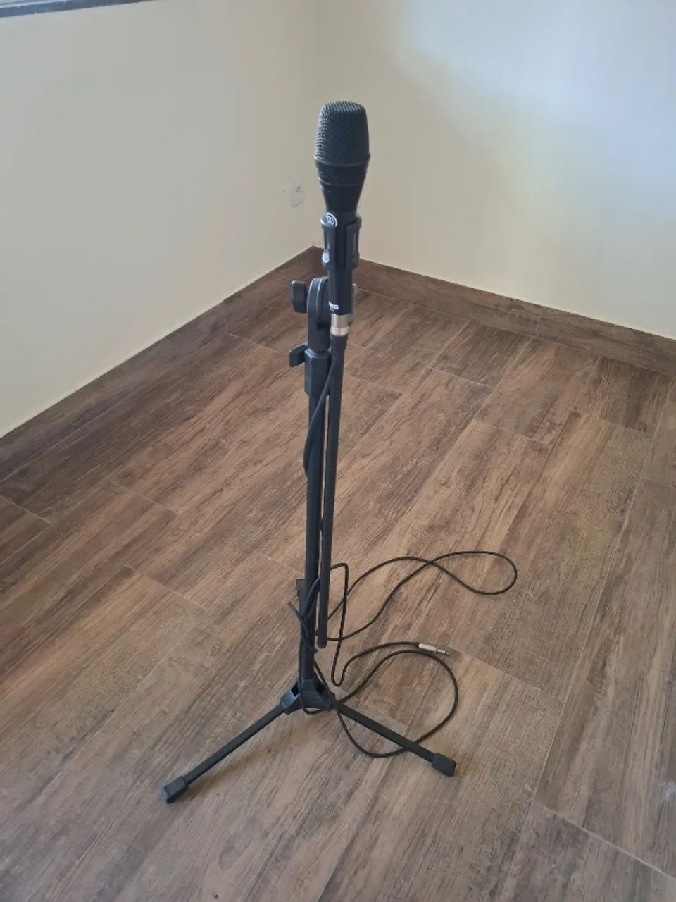 Microfone P3S AKG + Pedestal + Cabo