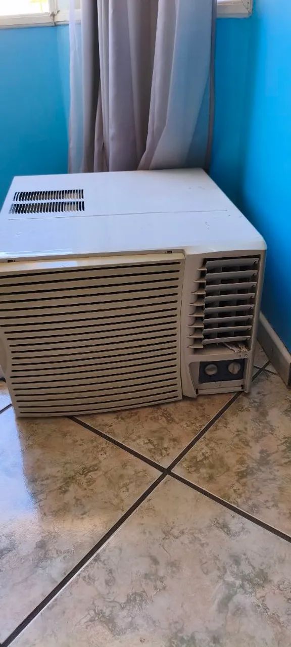 Ar condicionado de janela. Potência: 12.000 BUTs. Voltagem: 127v