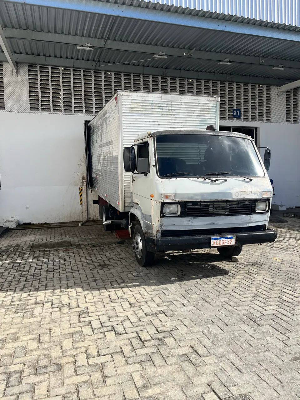 Frete e transportes.