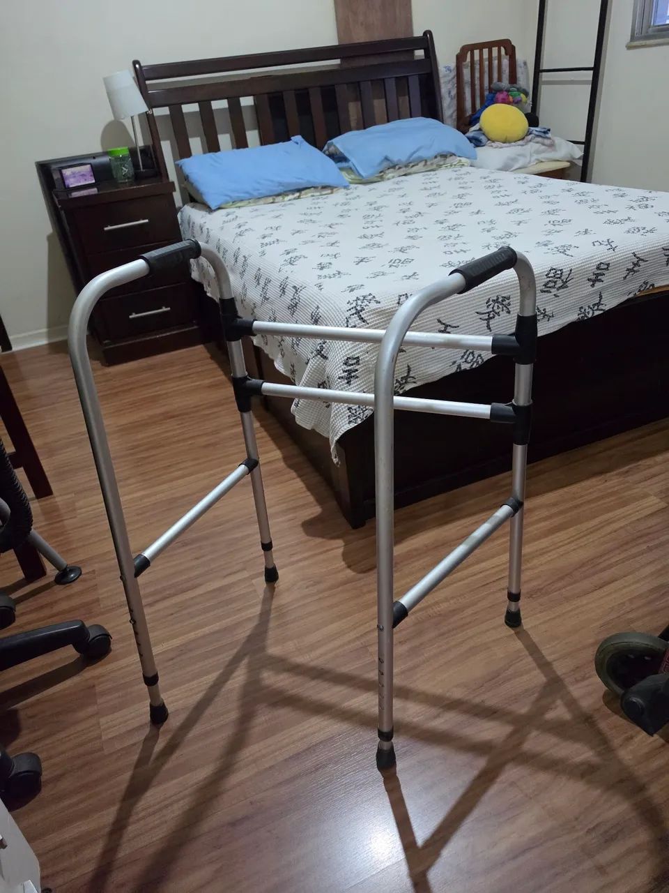 Cadeira higiênica e andador - Foto 2