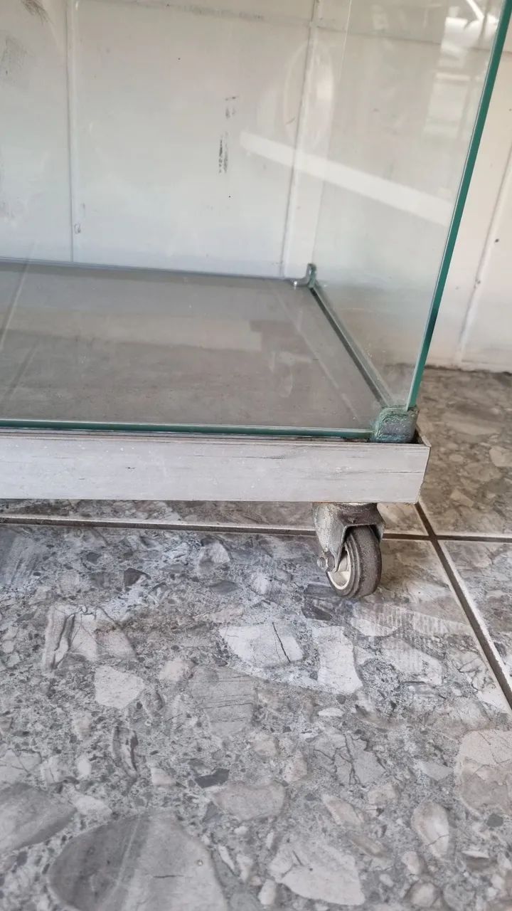 Vitrine expositor de vidro com divisórias e pés com rodinhas - Foto 4