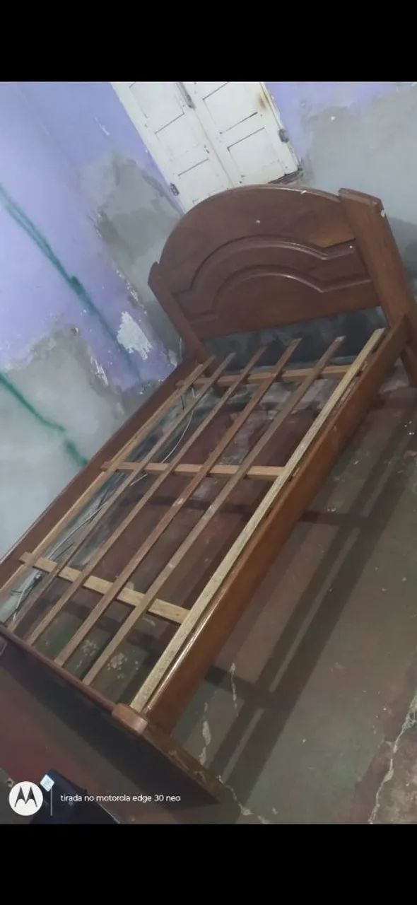 Cama de madeira de lei 