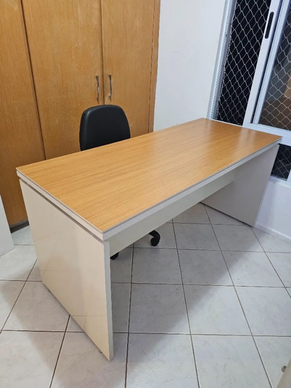 Mesa escrivaninha grande ideal para home office, PC gamer ou costura/modelagem