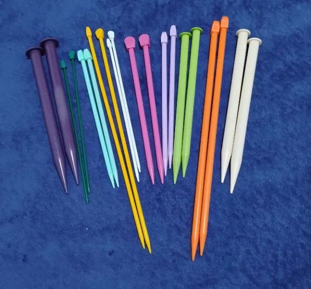 Conjunto de 10 pares de agulhas retas de tricô.