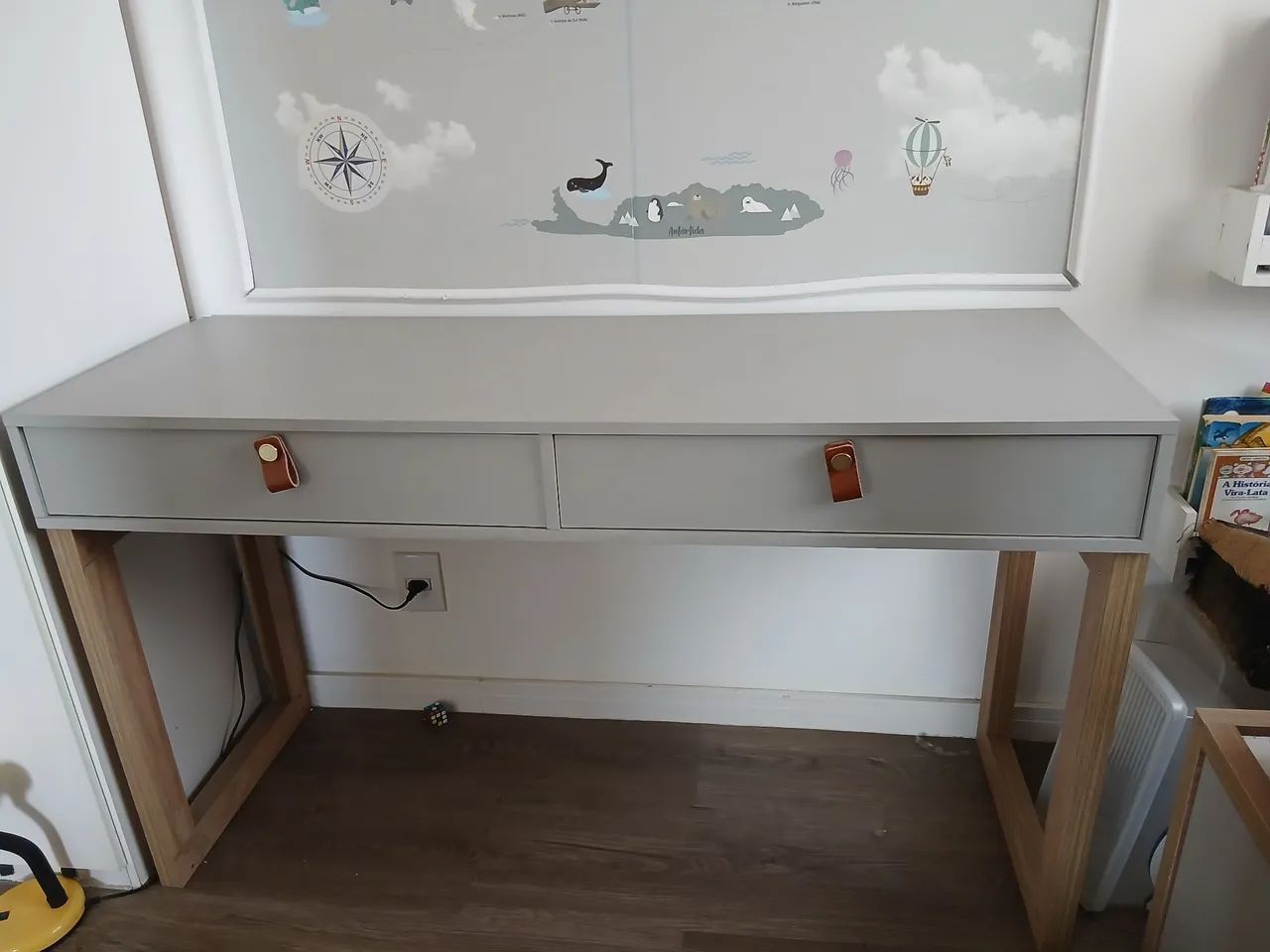 Mesa escrivaninha com gavetões 