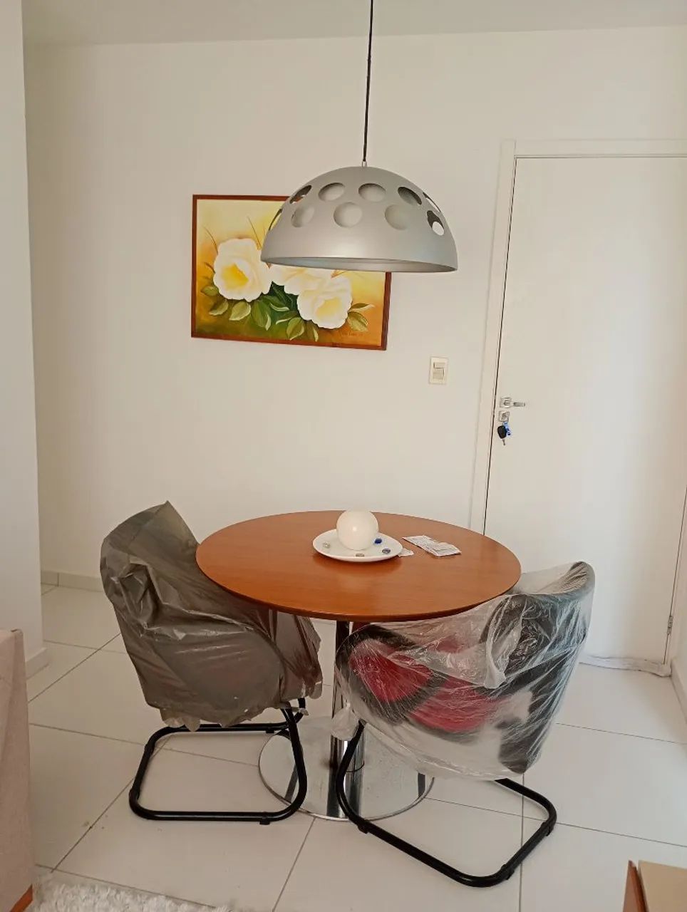 VENDO PAR DE CADEIRAS FIXAS COM BRAÇOS TIPO INTERLOCUTORES - Foto 4