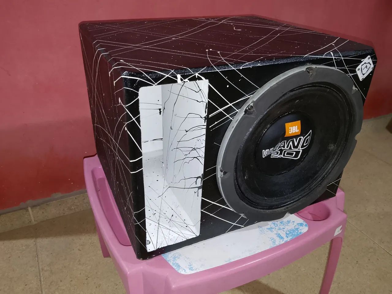 Caixa com grave 