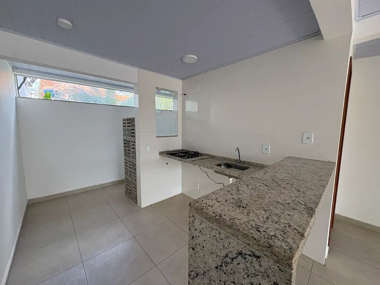 Bela casa com jardim a venda na rasa - Foto 2