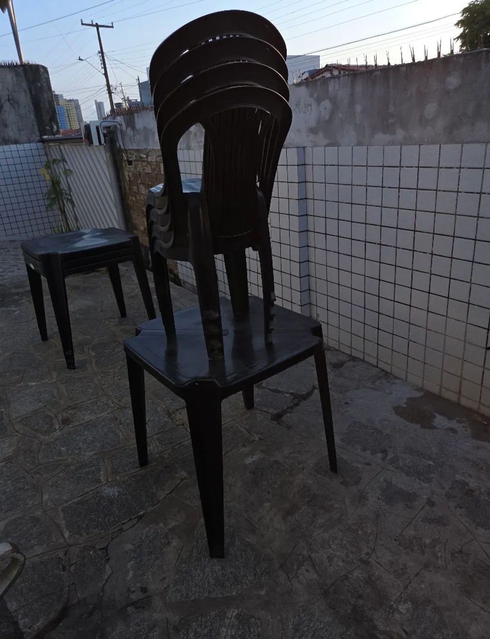 Mesa com 4 cadeiras de plástico preta - Foto 4
