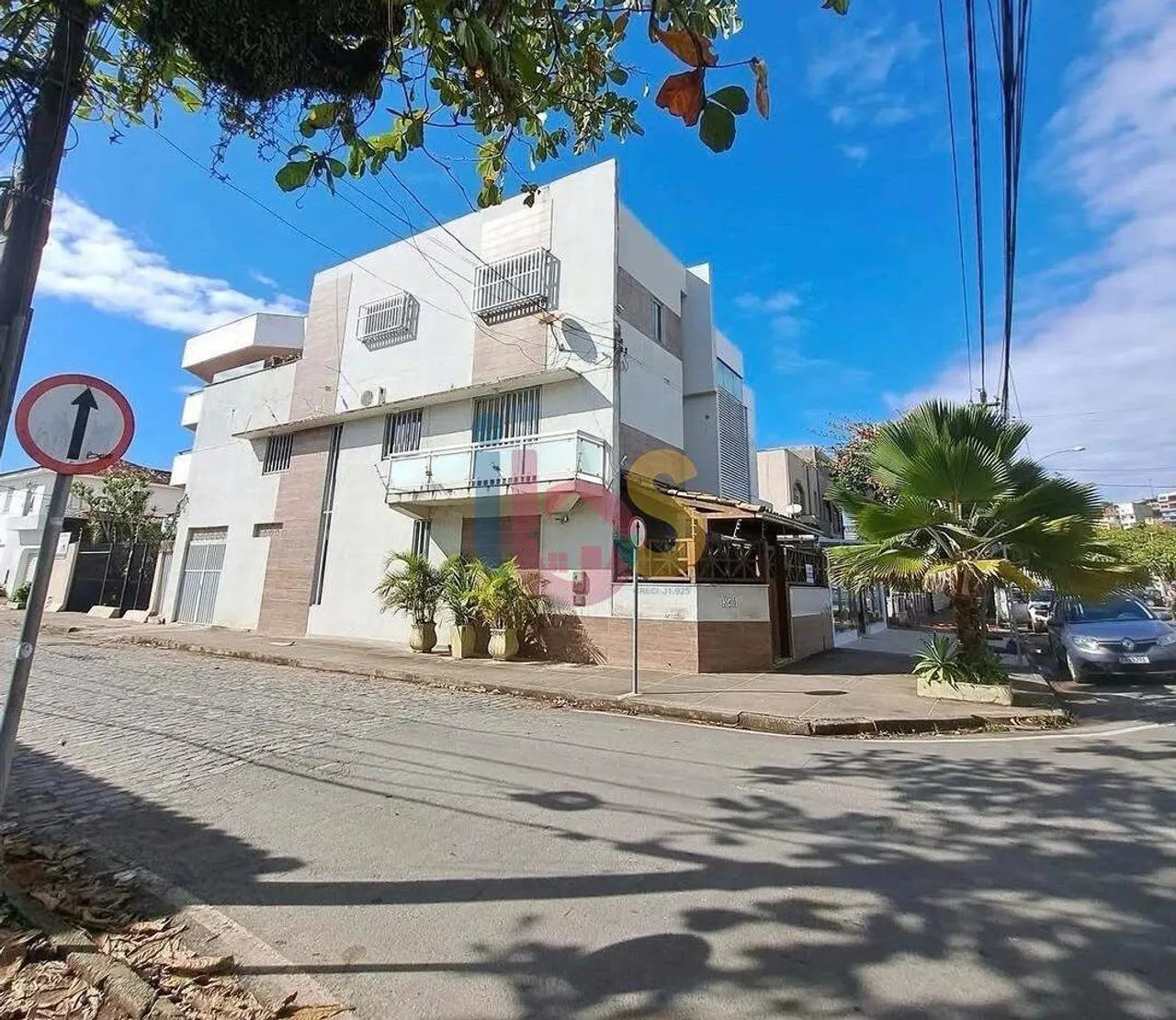 Alugo Casa com 03 Pavimentos na Cidade Nova - Ilhéus