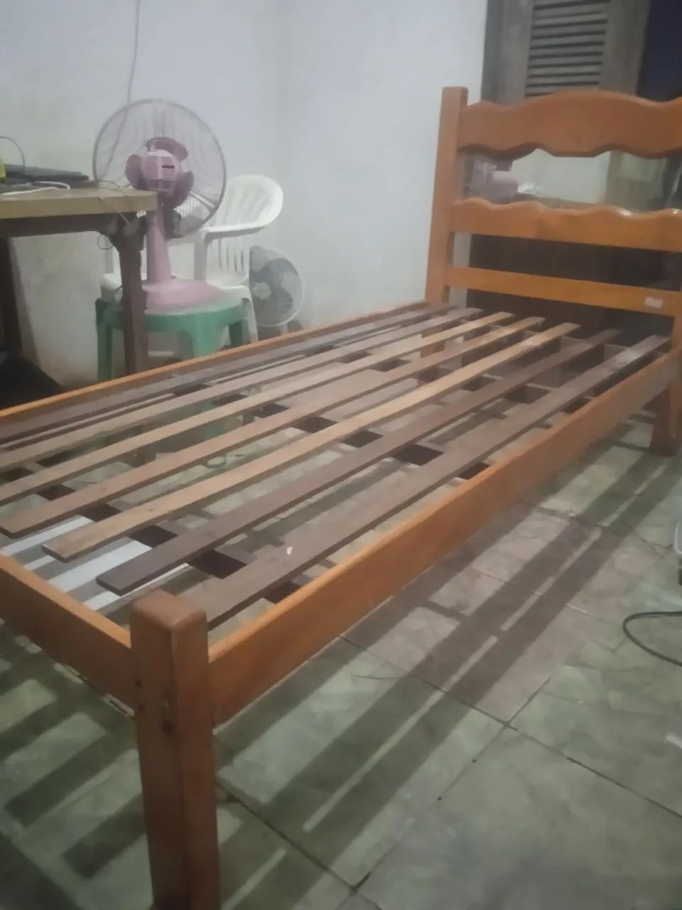 Cama de solteiro em madeira com espelho bem conservada  - Foto 2