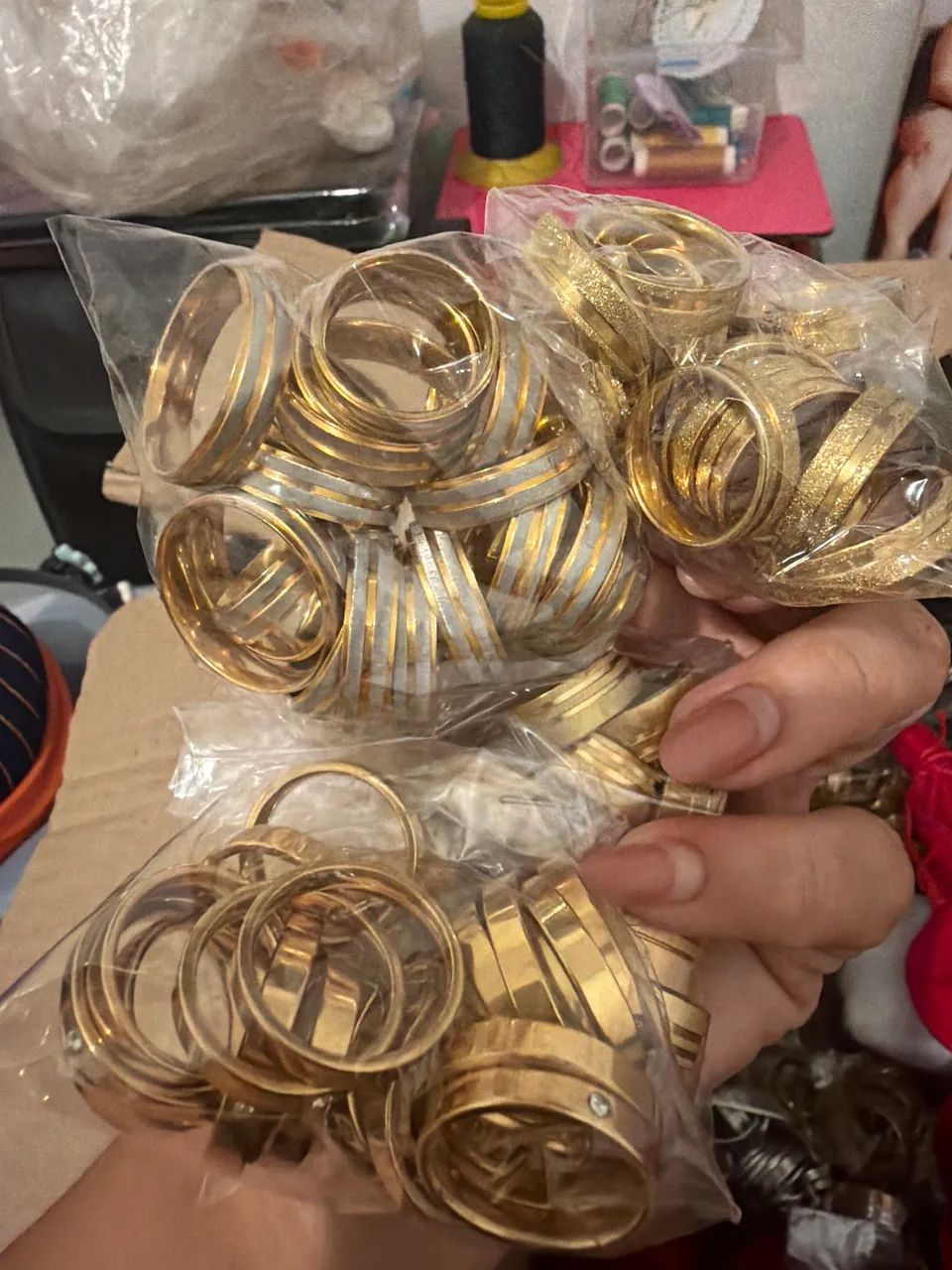 100 alianças sortidas por 100 aproveite